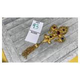 Goldtone fleur-de-lis multi-stone pin brooch w/