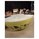 Lot of 2 Pyrex bowls