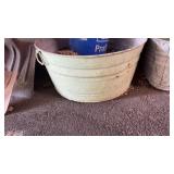Green enameled galvanized metal tub