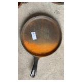Vintage lodge cast iron round griddle