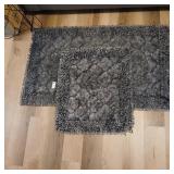 Lot of 2 rugs 20" x 22" and 24" x 41"