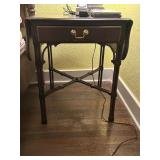 A classic mahogany drop-leaf Pembroke end table,