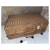Vintage picnic basket -20 inches wide
