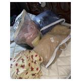 Lot of assorted bedding