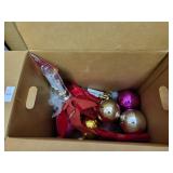 Christmas bulbs med size & lighted candles