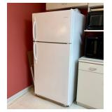 Frigidaire White Top-Freezer Refrigerator