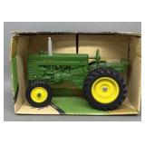 1/16 John Deere M Tractor