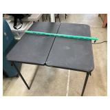 Folding table