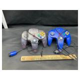 2 Nintendo controllers