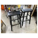 2 bar stools