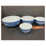 Pyrex mixing bowl set