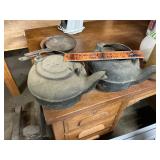 2 cast iron kettles