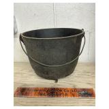 Antique cast iron 3 legged pot