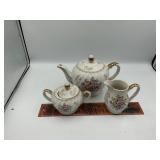 Tea pot with cream and sugar