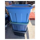 3 rubber maid plastic containers