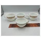 4 Pyrex cups