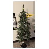 4ft Tree w/ Hawkeye Decor
