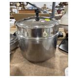 8 Qt. Farberware Pan