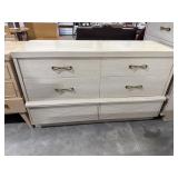 Dresser w/Mirror Matches Lots 143 &144