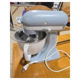 KitchenAid Stand Mixer With Bowl and Attachments