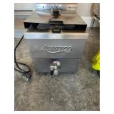 Avantco CKEF1 Countertop Fryer with 1 Pot and Bask