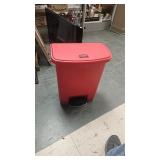 Rubbermaid  kitchen  trash can