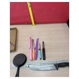 Faberware kitchen knives. 5ï¿½ cast skillet and