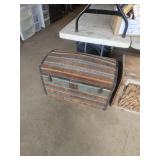 Vintage 33"ï¿½20"ï¿½22" camel back trunk