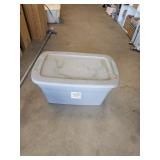 Tote with lid