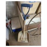 Plastic  scoop shovel