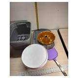 Lidded tote with plastic cake stand, copper Bundt