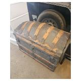 Vintage 31"ï¿½20"ï¿½26" camel back trunk