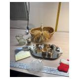 Dresser mirror, mini baskets, vases, Gods fro t