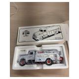 1947 International R-190 With Fuel Tanker 1/34
