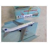 Jumbo 747 Pan Am Airplane - with pullback gear -