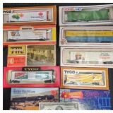 10 Assorted HO ScaleModel Train Boxcars
