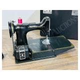 Singer featherlite sewing machine in case EE577615