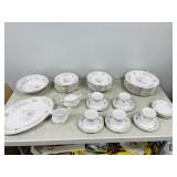 40 pc Trista floral pattern porcelain dinner set