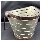 10ï¿½ Antique Metal Basket