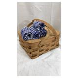 Vintage picnic basket and 4 cloth napkins
