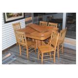 Beautiful Dining Table w/ (6) Chairs & Leaves