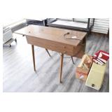 Singer Machine, Table & Accessories