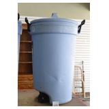 Rubbermaid Trash Can w/ Lid