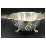 Footed colander
