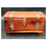Petite cedar trunk