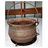 Cast iron 3 legged pot