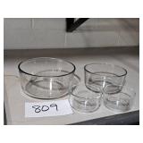 4 pyrex mixing or serving bowls