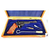 SMITH & WESSON 29-10 BLUE REVOLVER - .44 MAG - WOOD DISPLAY BOX - DELUXE CHECKERED GRIPS WITH THUMB GRIP - 6 1/2" BARREL - DEEP BLUING COLOR - MINOR WEAR - ADJUSTABLE SIGHT - VERY LIGHT BLUE RUB AT EN