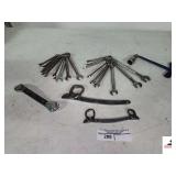 CRAFTSMAN OPEN & BOX IN WRENCHES- 1/4 UP TO 11/16- 9 TOTAL- CRAFTSMAN OPEN & BOX END - MILIMETERS- 7MM UP TO 15MM- 9 TOTAL- (2) MULTI WRENCHES- CRAFTMAN HAND WRENCH- 13" HANDLE WRENCH
