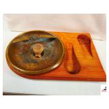 VINTAGE WOODEN & BRASS TOBACCO PIPE ASHTRAY - FEATURES CENTER CORK KNOCKER AND SLOT PIECES FOR EMPTYING PIPE BOWL & SLOTS TO HOLD PIPES SECURELY